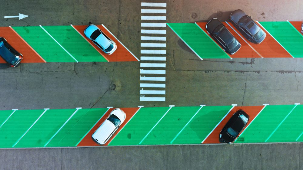 Die Parkplatzsuche kann mit Hilfe von Sensordaten deutlich vereinfacht werden.