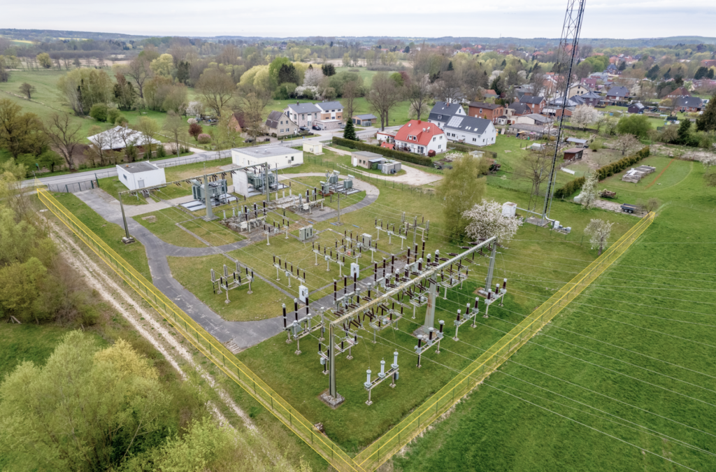KRITIS Sicherheit: Foto eines Umspannwerks im ländlichen Raum