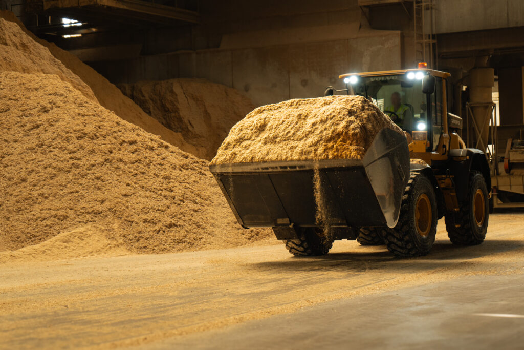 Wheel loader transporting wood shavings